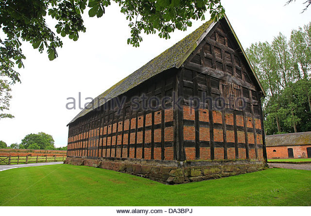 the-17th-century-tithe-barn-in-the-grounds-of-hodnet-hall-shropshire-da3bpj